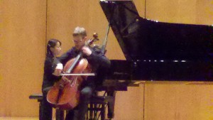 Martin Knörzer mit dem ersten Satz aus Schumanns a-Moll-Konzert, begleitet von Naoko Mizugaki am Flügel, 9.12.2013 (H.-P. Mederer)