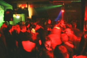 In der Roulette Rouge Lounge im Presseklub Erfurt wird am 11. Dezember wieder die Stroboskopkugel rotieren (Julica da Costa, Berlin)