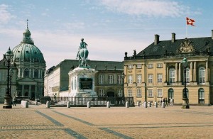 Schloss Amalienborg und Frederik Kirke: Am Hof gingen in der 1. Hälfte des 18. Jahrhunderts viele Opern und Schäferspiele über die Bühne. (Matvyei)