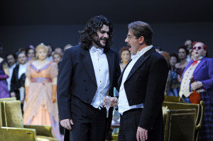 duell Ein dramatischer Moment: Lenski (Richard Carlucci) fordert Eugen Onegin(Kartal Karagedik) zum Duell heraus . (L. Edelhoff)
