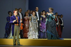 triquet Die Ballgesellschaft mit dem dämoniscdhen Tanzmeiswter Triquet, gespielt von Christoph Dyck (L. Edelhoff)