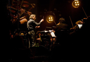 OAE1 Wladimir Jurowski dirigiert das Orchestra of the Age of Enlightenment im Londoner Roundhouse (Joeplommer)
