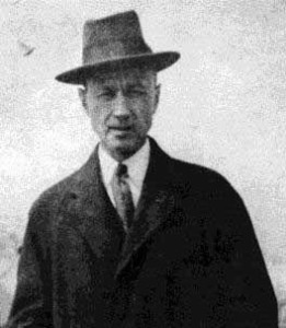 ives Charles Esward Ives 1913: Zu dieser Zeit beschäftigte er sich zwar mit seiner Universe Symphony, war aber vor allem erfolgreicher Direktor einer Versicherungsfirma (CharlesEdwardIves1913)