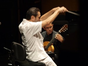 briuwer Leo Brouwer dirigiert das Orchester von Córdoba im Großen Theater der Stadt, im Hintergrund der Gitarrist Javier Riba (Defconmaki)