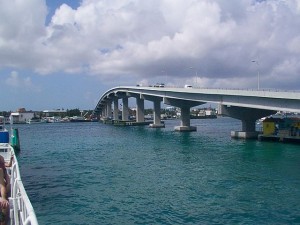 paradiseisland Verbindungen auf einer weit verstreuten Inselgruppe: Paradise Island Bridge (Peter Lucas)