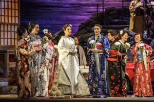 Die traditionellen Kostüme der "Geishas" ergänzten die moderne Neuinszenierung von Puccinis Madama Butterfly (Lutz Edelhoff).