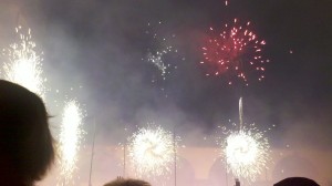Nach und zu Händels Feuerwerksmusik und Bachs Air gab es zu später Stunde ein famoses Feue3rwerk dies- und jenseits der Schlossmauern (H.-P. Mederer).