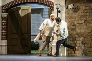 Geraten sich vor der Villa des Paschas in die Haare: Osmin (Gregor Loebel) und Pedrillo (Paul Kaufmann). Foto: L. Edelhoff.