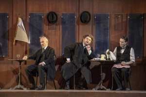 Stimmgewaltig am 29.11. im Theater Erfurt: Nils Stäfe in der Café-Szene (L. Edelhoff).