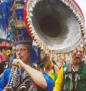 Kostümierter Sousaphonspieler auf dem Mardi Gras Festival 2005 in New Orleans (Infrogmation; CC By-SA 2.0))