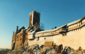 Im Winter 1997 n ur leicht vom Schnee bestäubt - die Wartburg, an den Adventswochenenden wieder in Erwartung zahlreicher Konzertgäste vom In- und Ausland (Metilsteiner).
