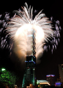 In vielen Ländern der Erde geht es an Silvester lautstark zu, wie hier in Taipei / Taiwan (SElefant 2008).