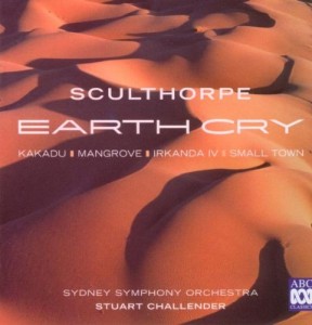 Dirigent Peter Challender spielte Sculthorpes große Orchesterkomposition Earth Cry mit dem Syfney Symphony Orchestra ein (B00006J53U, ABC Classics, 2008).