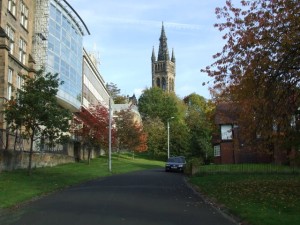 Im Hintergrund der weithin in der Stadt sichtbare alte Turm der Universität von Glasgow (geograph.org.uk, Thomas Nugent), an der die Australierin Jane Stanley doziert.