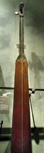 Trompette marine oder Trumscheit: Eine Vorform dieses Instruments existierte schon im Mittelalter und kam womöglich auch in der weltlichen Musizierpraxis vor(Paris, Musée de la Musique, p.d.).
