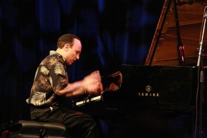 Michel Camilo (geb. 1954 in Santo Domingo) bei vollem Einsatz am zweiten Tag des Hudson Festivals 2008 (Erinc Salor)