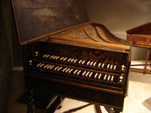Ein prächtig verziertes,, im Innendeckel mit Gemälde versehenes zweimanualiges Instrument aus Lullys (17.) Jahrhundert im Musée de la Musique Paris (Gérard Janot)