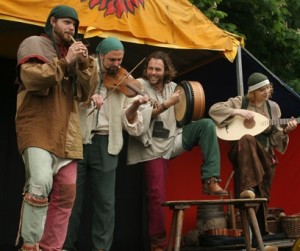 Die Mittelalterband Versengold setzt auf den Klang von Instrumenten, die so oder ähnlich in der mittelalterlichen weltlichen Musik zum Einsatz kamen (Thomas Heuer, Versengold 2008)