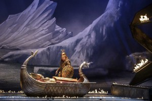 Aus einem an Lohengrins Schwanennachen erinnernden Boot erweckt Sigurd alias Siegfried die in Göttergestalt ruhende Brunhilde (L. Edelhoff).