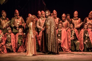 König Gunther (Kartal Karagedik) simuliert seine Heirat mit Brunhilde (Ilia Papandreou), um Sigurd zu provozieren (L. Edelhoff).