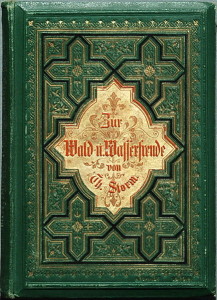 Prächtige Ausgabe einer Novelle Theodor Storms von 1880, die - wie fast alle seiner Erzählungen - auch ein liedhaftes Gedicht mit den für die Handlung bedeutungsvollen, für sich schon musikalisch klangvollen Versen "Die Blumen an der Halde / Die Blumen in dem Walde / Die blühn im Dunkeln fort" enthält Antiquariat H.-P. Haack 2008, Berlin: Paetel Verlag).