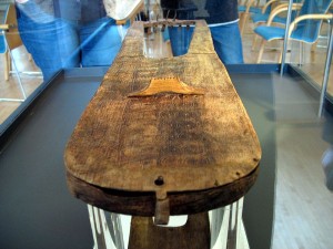 Einer der ältesten gut erhaltenen Funde: Diese Leier wurde in einem alemannischen Grab gefunden und wird um 580 n.Chr. datiert; sie ist heute in Trossingen zu besichtigen (Opodeldok 2006).