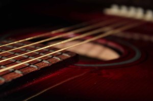 Besondere Klangkonsonanzen und -kontraste entfaltet die klassische Gitarre mit dem Orchester (close-up acoustic guitar, Pisethinfo 2012).