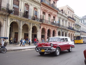 Straßenszene in Havanna mit Häusern aus dem Kuba der Kolonialzeit, in dem die Komponistin und Pianistin Cecilia Arizti aufwuchs (Gildemax 2008).