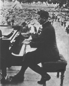 Percy Grainger spielt anlässlich eines Benefizkonzerts für das Rote Kreuz am 7. Mai 1917 (Central News Photo Service, Melbourne).