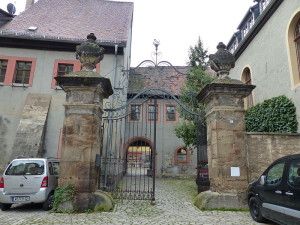 Vor dem Portal des Wittumspalais in Weimar befindet sich auf der rechten Seite der Eingang zu einem der Konzertsäle der Musikhochschule Weimar (Dr. Bernd Gross, 2014).