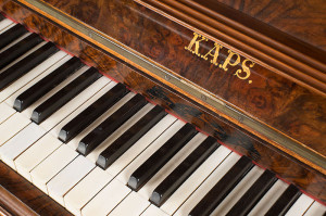 Das Klavier aus der Dressdner Werkstatt Kaps stand in Percy Graingers Elternhaus in Brighton, einem Vorort von Melbourne und ist heute im Grainger-Museum der Stadt zu sehen (Accession number 00.0057 astridk@unimelb.edu.;University of Melbourne).