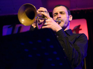 Die extremen klanglichen Möglichkeiten der Trompete nutzt die britische Komponistin Rebecca Saunders - vom Möwengeschrei bis zur Imitation von Funksignalen (hier: der Musiker Claudius Ress in Münchens Jazz-Location Unterfahrt am 23.6.2011).