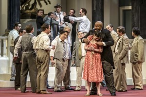 Im Palast: die Hofgesellschaft des Duca mit dem Diener Rigoletto (Siyabulela Ntlale) (Lutz Edelhoff)
