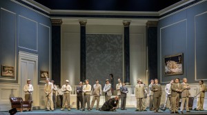 Rigoletto wird von den Höflingen verspottet. Im selben Akt erfährt er von Gildas Liebe zum untreuen Duca (L. Edelhoff).
