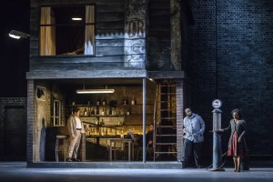 Rigoletto belauscht mit Gilda den betrunkenen Duca und Sparafucile mit Magdalena in der Mordherberge (L. Edelhoff).