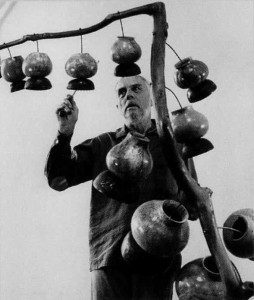 Komponist Harry Partch mit dem selbst entwickelten Groud Tree ()