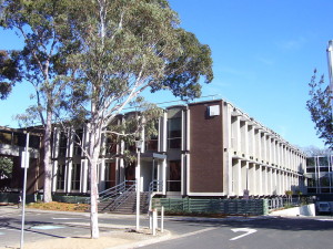 An der Monash University in Melbourne setzte die experimentell orientierte Komponistin Melita White ihre Studien bei Thomas Reiner und vor allem bei Catherine Schieve fort (Natebailey).