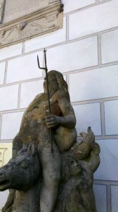 Der Neptunbrunnen im Innenhof des Wasserschlosses entstand im 18. Jahrhundert (H.-P. Mederer).