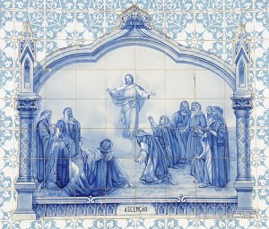 Azulejo-Darstellungen der Himmelfahrt wie hier in Lama in der portugiesischen Provinz Barcelos illustrieren auch brasilianische Kirchen (Joseolgon 2011).