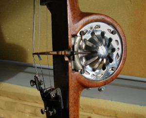 Die rumänische Horn-Violine oder Trompeten-Violine ist ein folkloristisches Instrument, dessen Schwingungen direkt an das Grammophon übertragen wurden (Kreuger 2009).