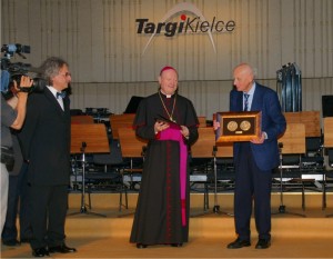 Der nicht nur als Filmmusikschöpfer bekannte Komponist Wojciech Kilar (geb. 1932) erhält in Kielce 2009 die Medaille Per Artem (czarmx).