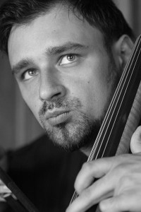 Aleksander Gabryś ist nicht nur ein weithin nachgefragter Virtuose auf dem Kontrabass, sondern auch Komponist zahlreicher Werke für Tonband oder Computer und traditionelles Instrumentarium (Christoph Bösch, p.d.).