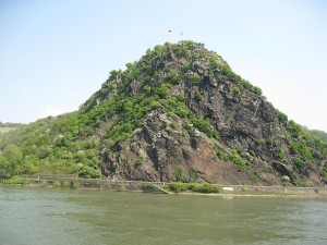 Inspirierte Kouvaras zu einer Komposition für Chor und Klavier: der rheinische Loreleifelsen mit seinen Sagen und Märchen (Lsjm 2009).