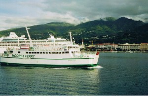 Die Moorea-Fähre trifft im Hafen von Papeete, der Hauptstadt der Gesellschaftsinseln auf Tahiti ein. Das Mururoa-Atoll war bekanntlich lange für französische Atomtests - bis 1996 - "berüchtigt" (FOHB 2002).