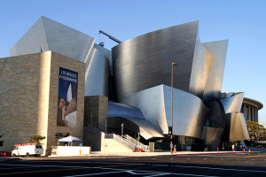 Zur Einweihung der futuristisch anumtenden Walt Disney Concert Hall komponierte die Australierin Liza Lim "Ecstatic Architecture" (Lightmatter, Aaron Logan 2004).