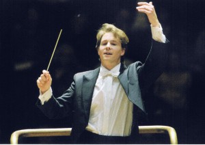 Daniel Schuldt, auch Schüler von Mark Stringer in Wien, leitete durch das unkonventionelle Programm des Abends (Chris Christodoulou, Programmheft 10. Sinfoniekonzert Theater Erfurt).
