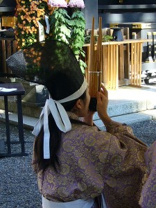 Die Sho, ein im klassischen japanischen Gagaku übliches Blasinstrument, bestehtv aus einem Korpus von 17 Bambusröhren (katorisi 2007).