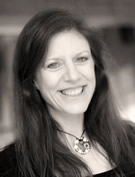 Komponistin, Musikwissenschaftlerin, Pianistin und Popkünstlerin in einem: Linda Kouvaras (John Warren, mit freundlicher Genehmigung durch The Australian Music Centre)