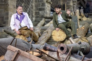 Jäger Max (Bernhard Berchtold) und der vom Teufel verleitete Verführer Caspar (Andrey Maslakov) geraten buchstäblich "in den Wald" (Lutz Edelhoff).