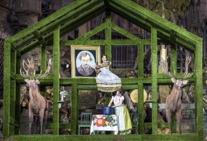 Agathe (Ilia Papandreou) hier mit Ännchen, einer jungen Verwandten (Daniela Gerstenmeyer) wurde - schlechtes Omen? - von einem herunterfallenden Porträt verletzt (Lutz Edelhoff).